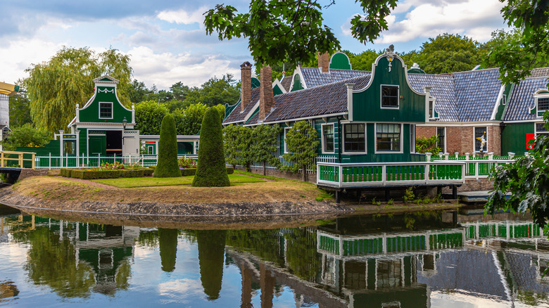Maisons en bois vert au musée en plein air néerlandais