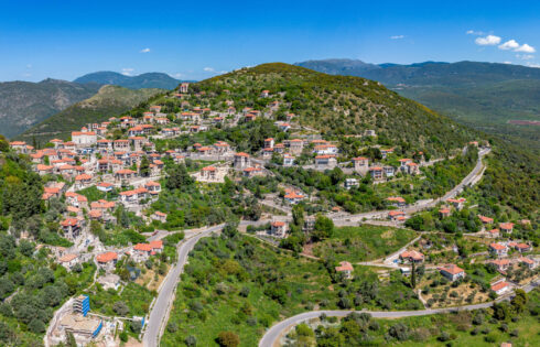 L'un des villages de montagne les plus historiques de la Grèce est un hameau de pierre pittoresque caché au milieu des forêts luxuriantes