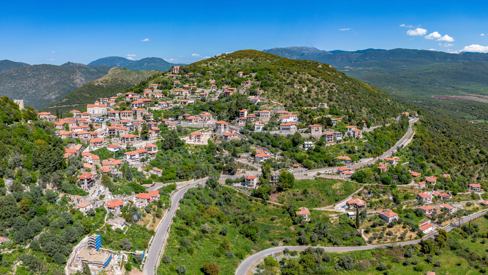 L'un des villages de montagne les plus historiques de la Grèce est un hameau de pierre pittoresque caché au milieu des forêts luxuriantes