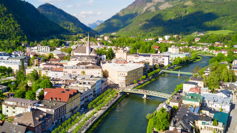 Vue aérienne d'une ville spa autrichienne.