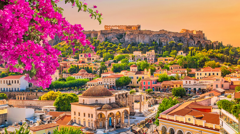 Horizon d'Athènes avec le carré Monastiraki et Acropolis Hill pendant le coucher du soleil
