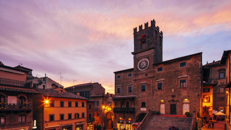 Cortona Italie au coucher du soleil