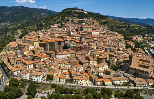 Sandwich entre Florence et Rome se trouve le joyau toscan italien avec du vin, des couchers de soleil et l'attrait médiéval
