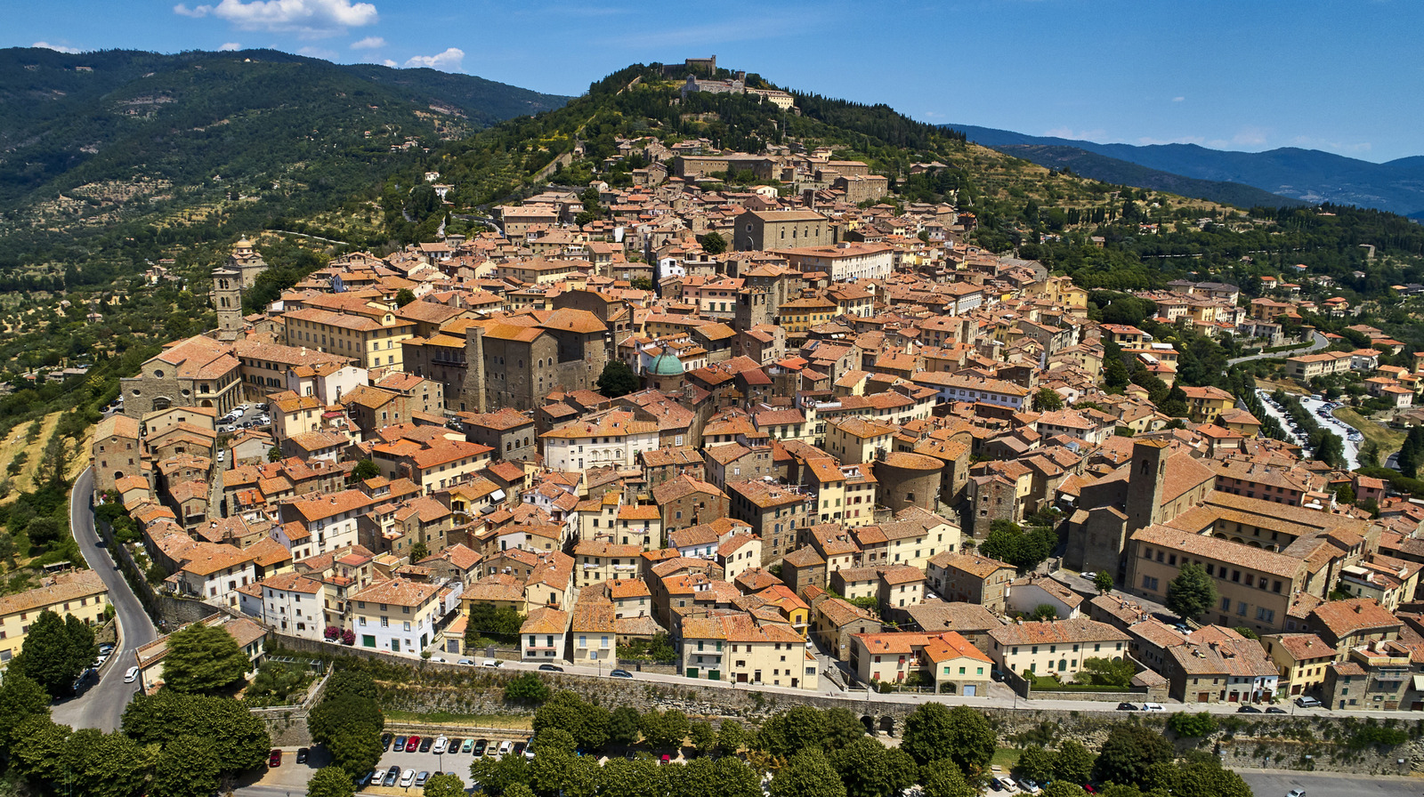 Sandwich entre Florence et Rome se trouve le joyau toscan italien avec du vin, des couchers de soleil et l'attrait médiéval