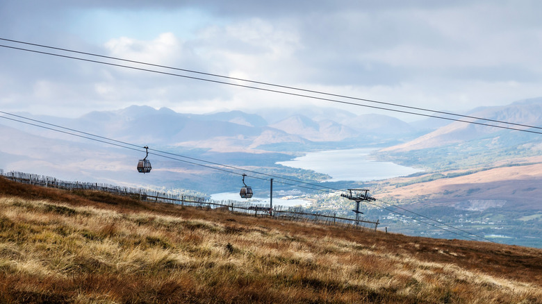 La gondole de montagne de la chaîne de Nevis transporte les visiteurs de l'autre côté des chaînes de montagnes Aonach et Nevis, envers les vues panoramiques sur les lochs et les hauts plateaux