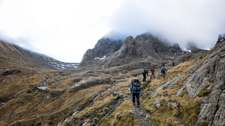 Les randonneurs font leur chemin le long de l'une des chemins raides de Ben Nevis escarpés