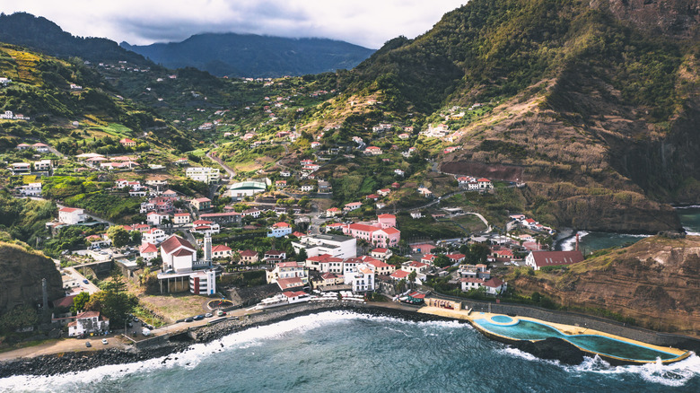 Une vue aérienne de Porto da Cruz, Madère