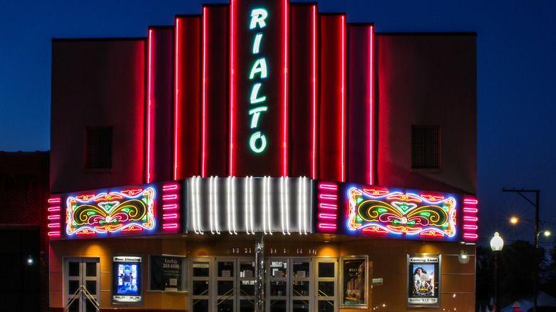 Le théâtre Rialto s'est allumé la nuit