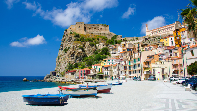 Scilla Beach en Italie avec le château en arrière-plan