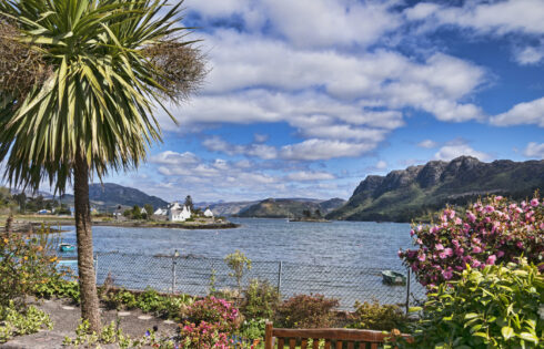Un village digne d'une carte postale sur la côte ouest de l'Écosse offre des palmiers, une vue sur la mer et un charme tranquille