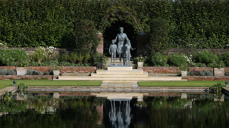 Garden enfoncé du palais de Kensington avec statue de Diana