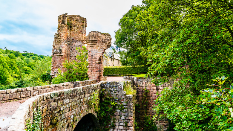 Vous pouvez explorer les ruines du château de Roslin et même passer la nuit dans une section restaurée