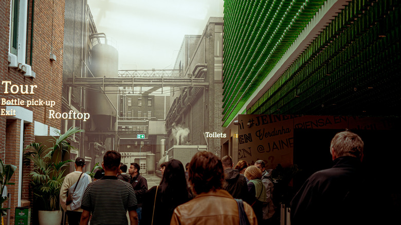 Un groupe de visites se promène à l'intérieur du HEINEKEN EXPEECT MUSEUM