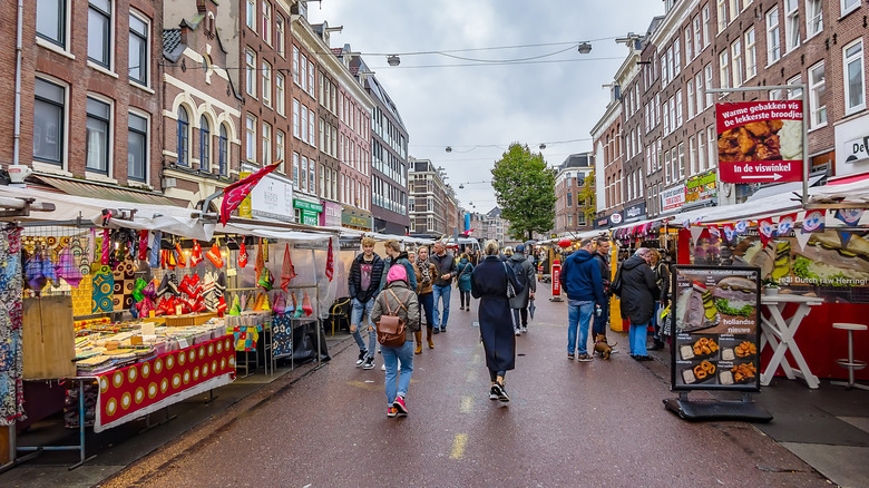 Les clients se promènent entre les stands de rue à l'Albert Cuyrmarkt