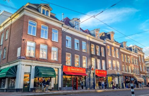 La zone bohème excentrique d'Amsterdam loin des canaux touristiques a des boutiques d'artisans, des restaurants éclectiques et des pubs