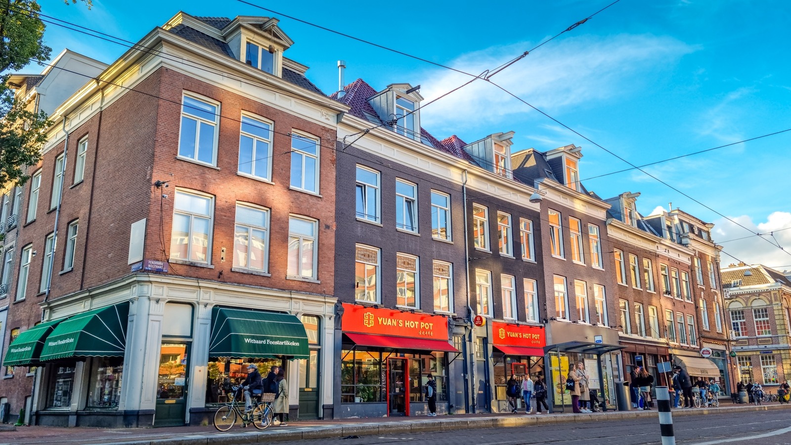 La zone bohème excentrique d'Amsterdam loin des canaux touristiques a des boutiques d'artisans, des restaurants éclectiques et des pubs