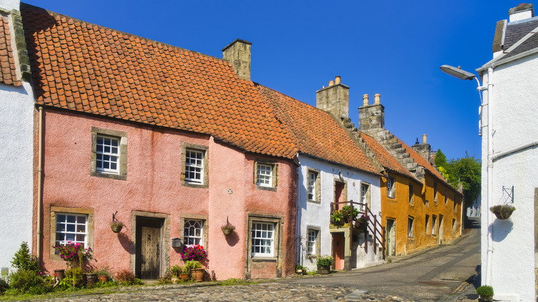 Vue d'une rue colorée et pavée à Culross