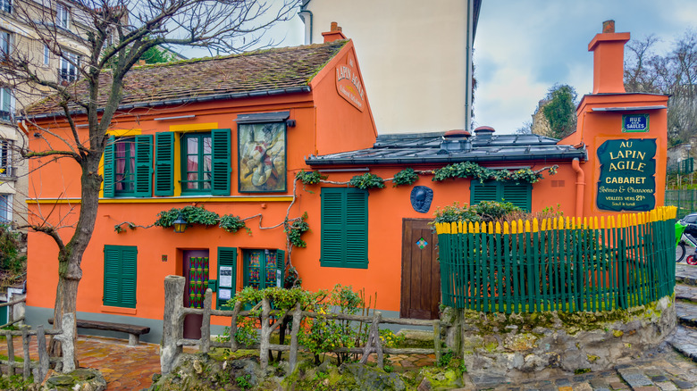 Extérieur orange de AU Lapin Agile Cabaret à Montmartre.