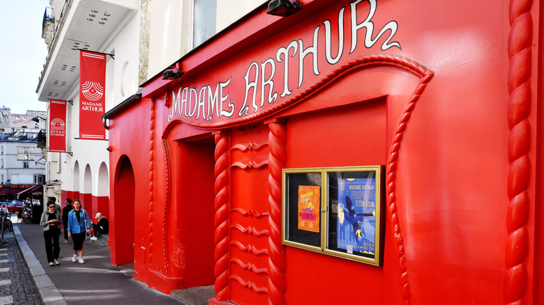 Extérieur peint en rouge de Madame Arthur à Paris, France