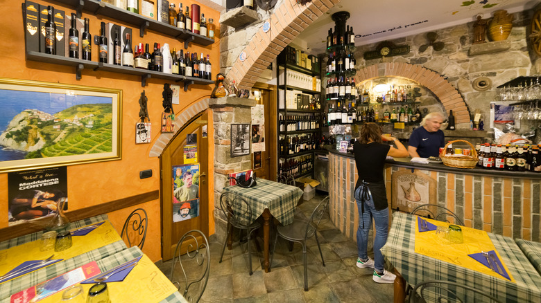 Intérieur d'une enoteca avec des tables et des étagères de vin