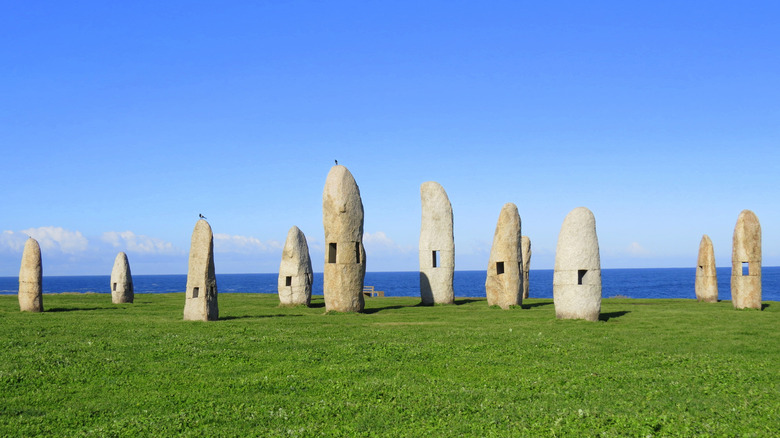 Menhirs Oeufs dans le parc de sculptures en Galice, Espagne