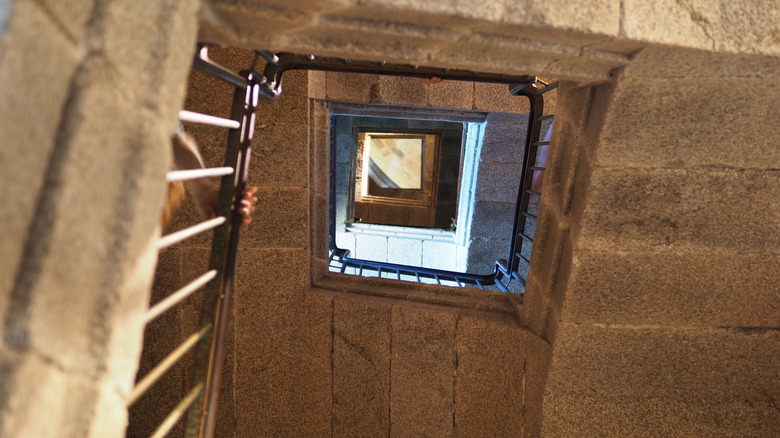 Escalier à l'intérieur de la tour d'Hercule en Galice, en Espagne
