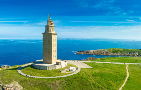 Le phare le plus ancien du monde est un joyau follement sous-estimé sur la côte galicienne luxuriante de l'Espagne