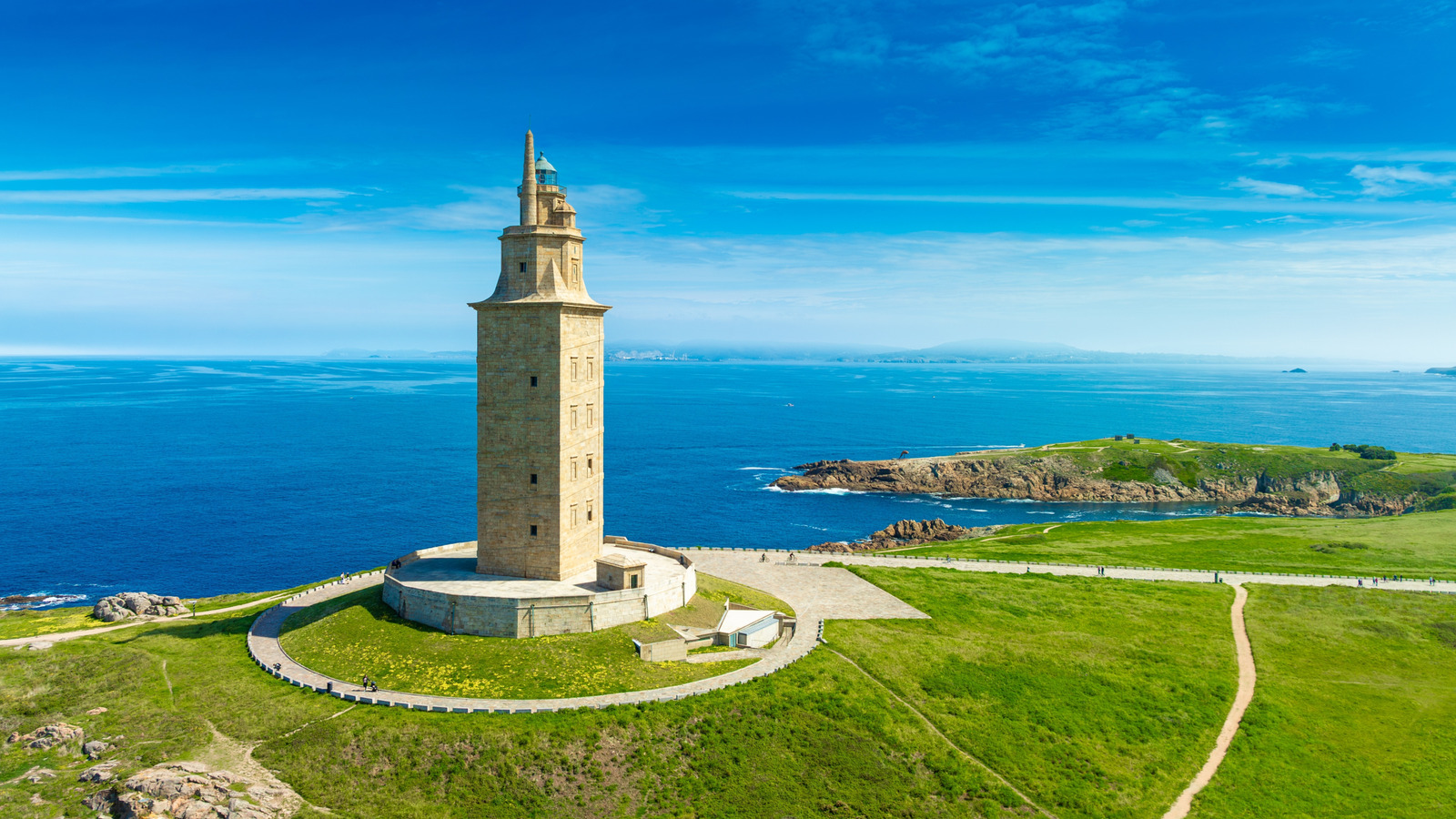 Le phare le plus ancien du monde est un joyau follement sous-estimé sur la côte galicienne luxuriante de l'Espagne