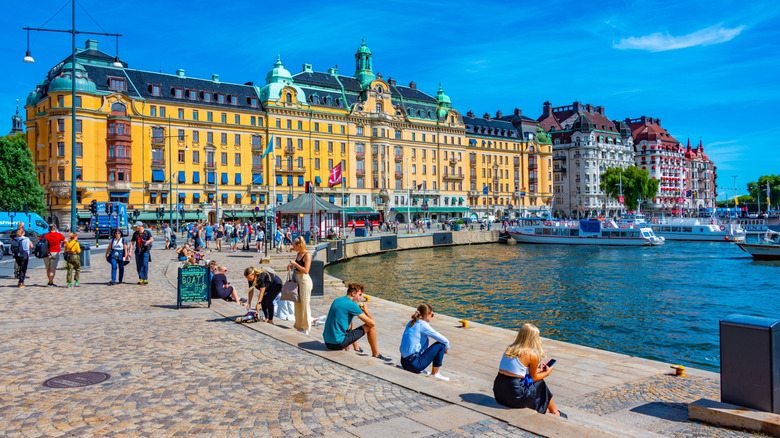 Des gens assis près du front de mer par une journée ensoleillée à Helsinki, en Suède,