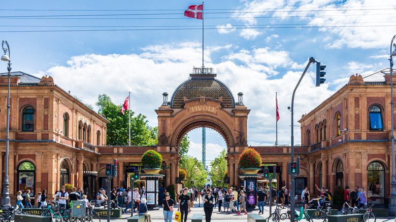 La porte des jardins de Tivoli à Copenhague, Danemark, avec des gens marchant dans la rue