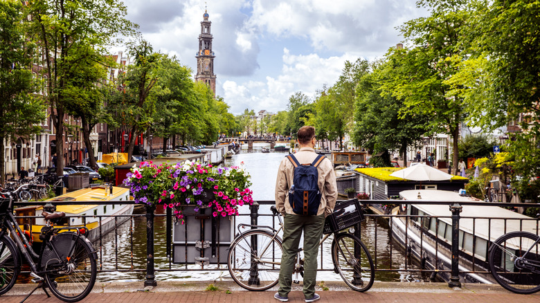 Un homme qui regarde le canal à Amsterdam