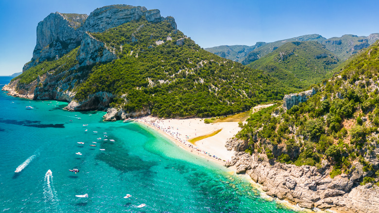 montagnes luxuriantes et plages claires en Sardaigne