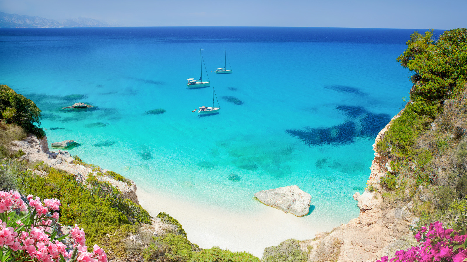 Caché sur le golfe d'Orosei d'Italie est une escapade côtière nulle part près du radar des touristes avec des montagnes et des plages