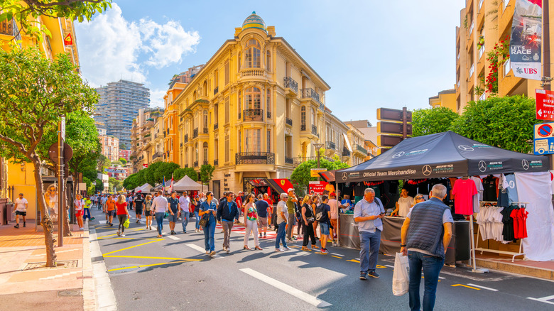 Des gens marchant dans une rue à Monaco