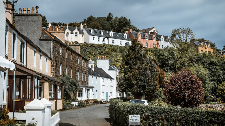 Streets de Porree, en Écosse, bordés de maisons colorées et de haies