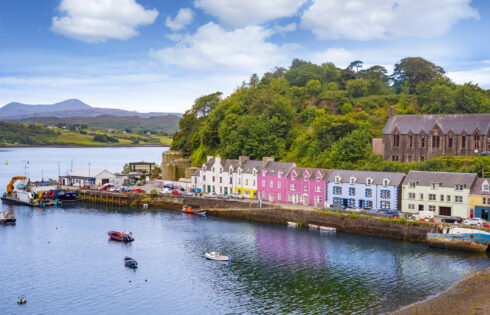 Le village côtier de l'île de Skye en Écosse est un charmeur d'île excentrique avec des fruits de mer frais et des hébergements uniques