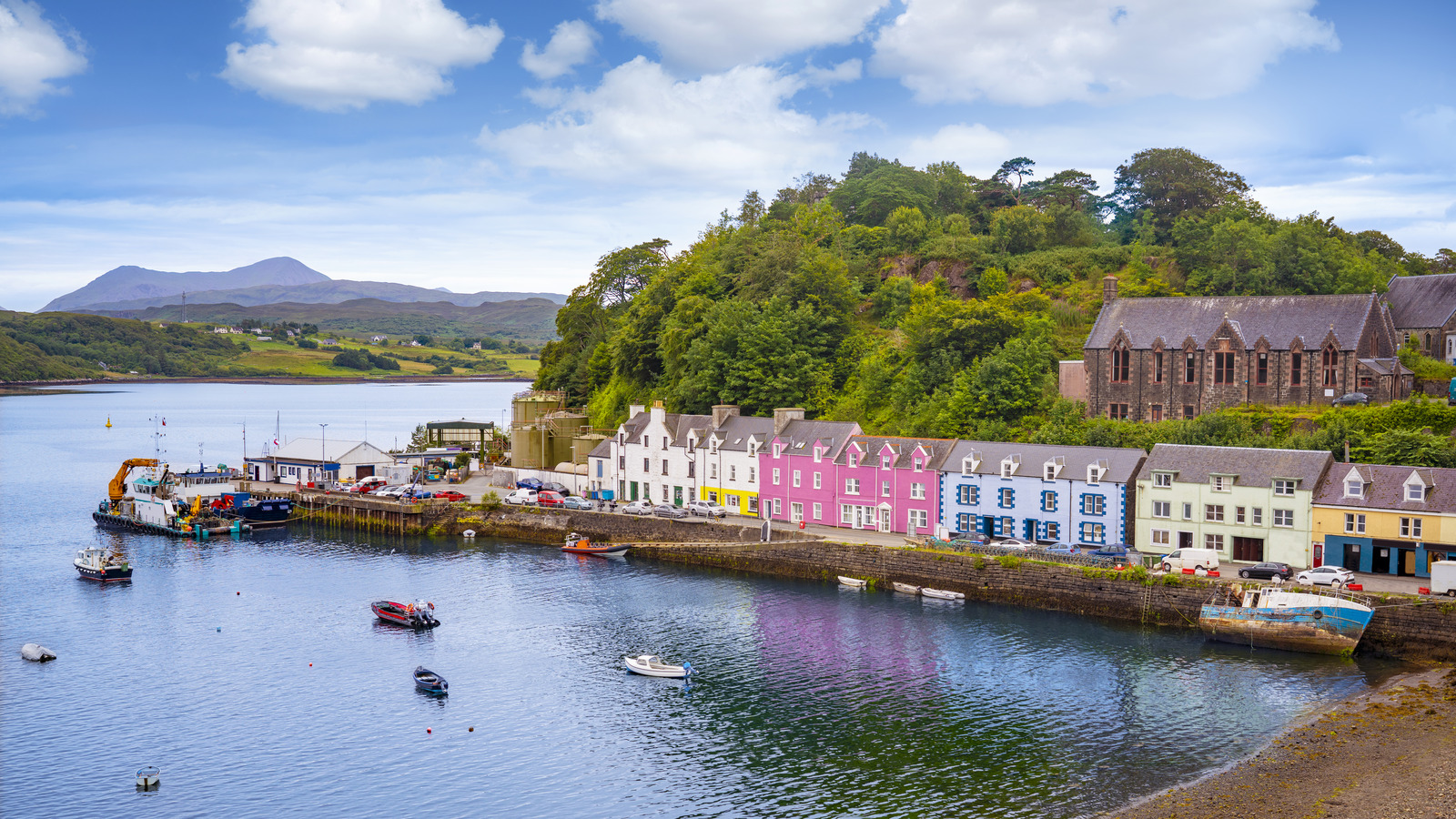 Le village côtier de l'île de Skye en Écosse est un charmeur d'île excentrique avec des fruits de mer frais et des hébergements uniques