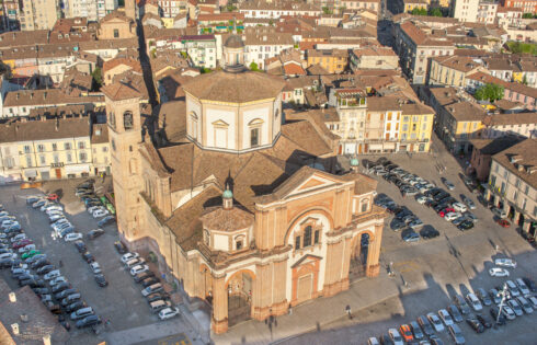 Cette ville italienne sous-estimée mélange le charme de campagne, les vins locaux, les palais gothiques et les sanctuaires au sommet d'une colline