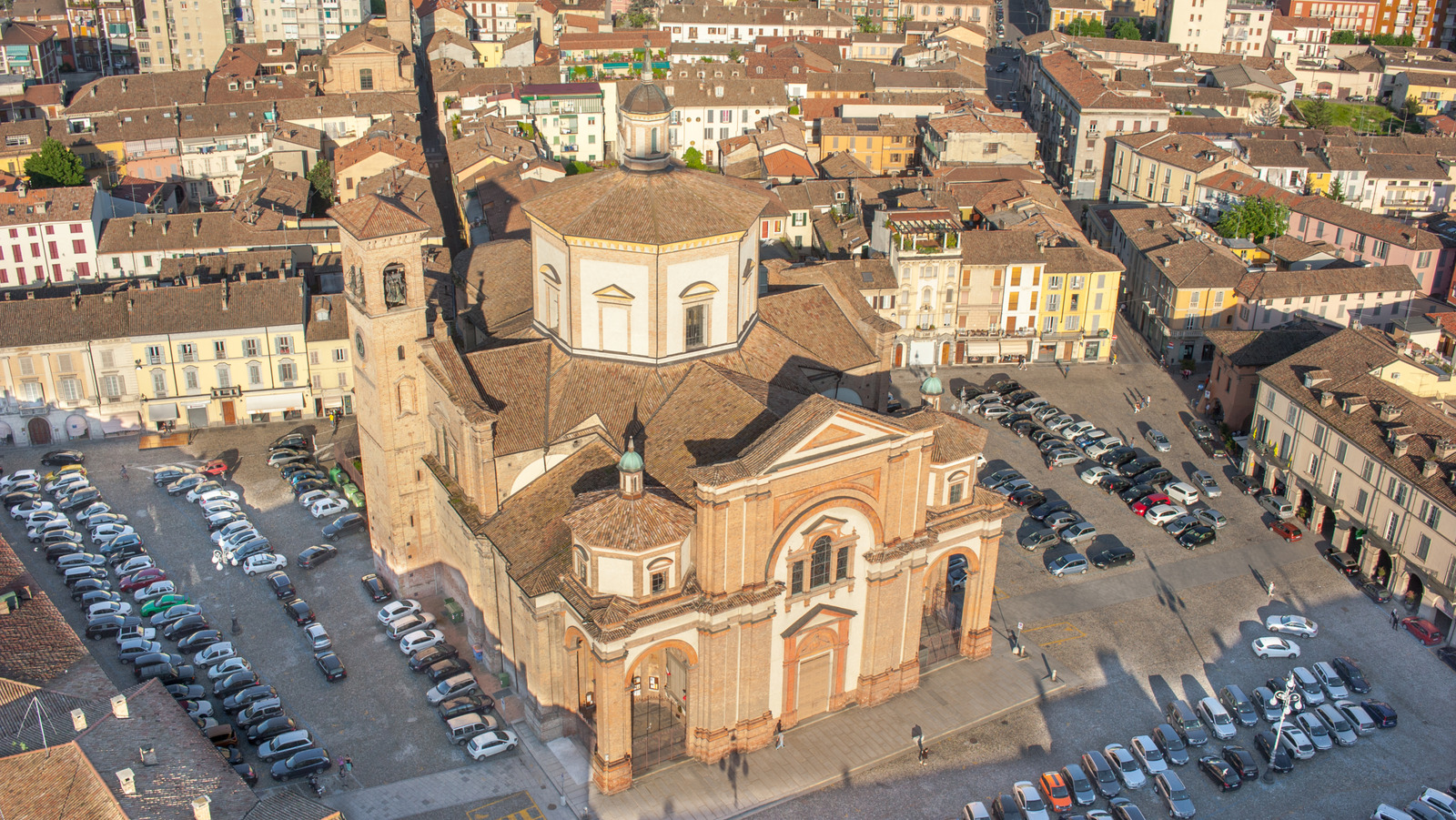 Cette ville italienne sous-estimée mélange le charme de campagne, les vins locaux, les palais gothiques et les sanctuaires au sommet d'une colline