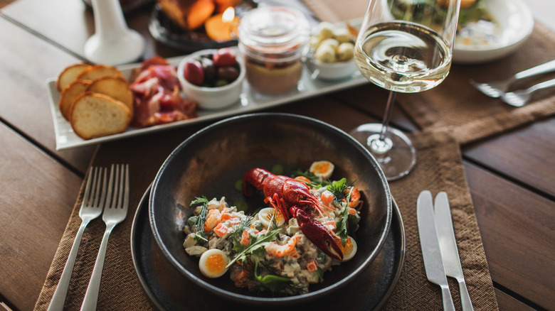 Plat de homard fantaisie avec vin