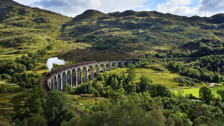 Viaduc Glenfinnan voyageant à travers les montagnes