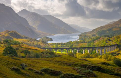 Ce hameau écossais est une destination de vacances époustouflante avec un célèbre viaduc du loch et du train à vapeur