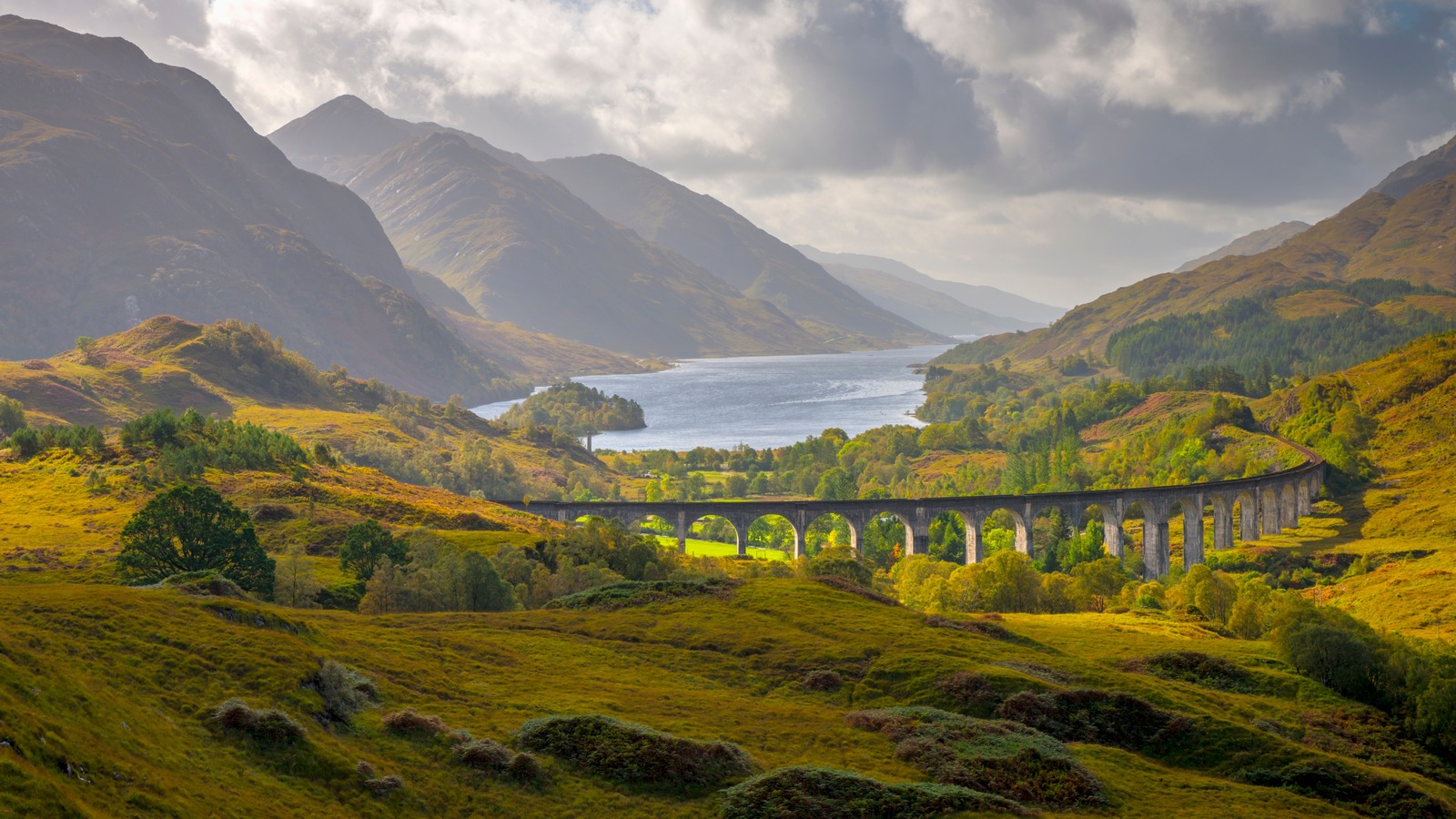 Ce hameau écossais est une destination de vacances époustouflante avec un célèbre viaduc du loch et du train à vapeur