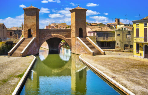 «Little Venice» sous-estimé d'Italie est une ville éblouissante de canal avec une cuisine d'anguille et un charme historique