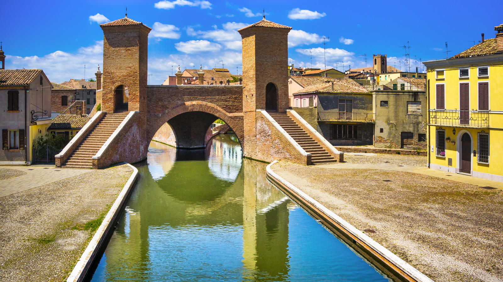 «Little Venice» sous-estimé d'Italie est une ville éblouissante de canal avec une cuisine d'anguille et un charme historique