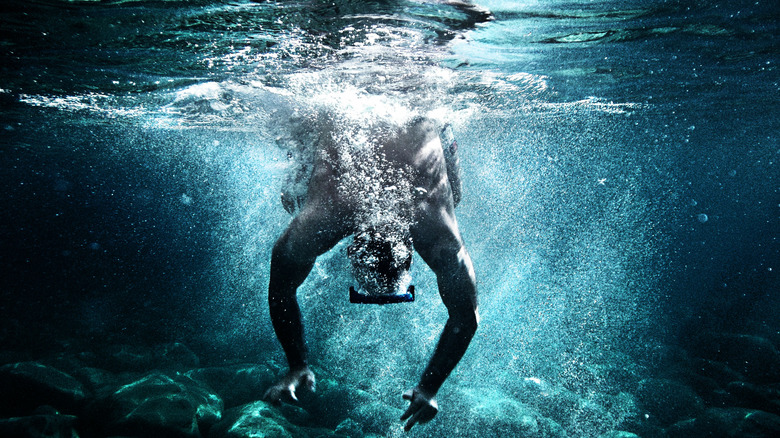 Un homme plonge dans les eaux claires au large de Palmarola en Italie