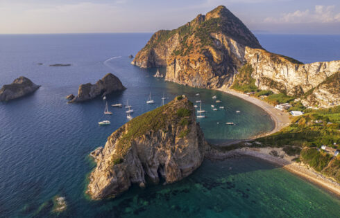 L'île secrète de l'Italie pleine de grottes naturelles, de falaises et de plages isolées est un paradis méditerranéen
