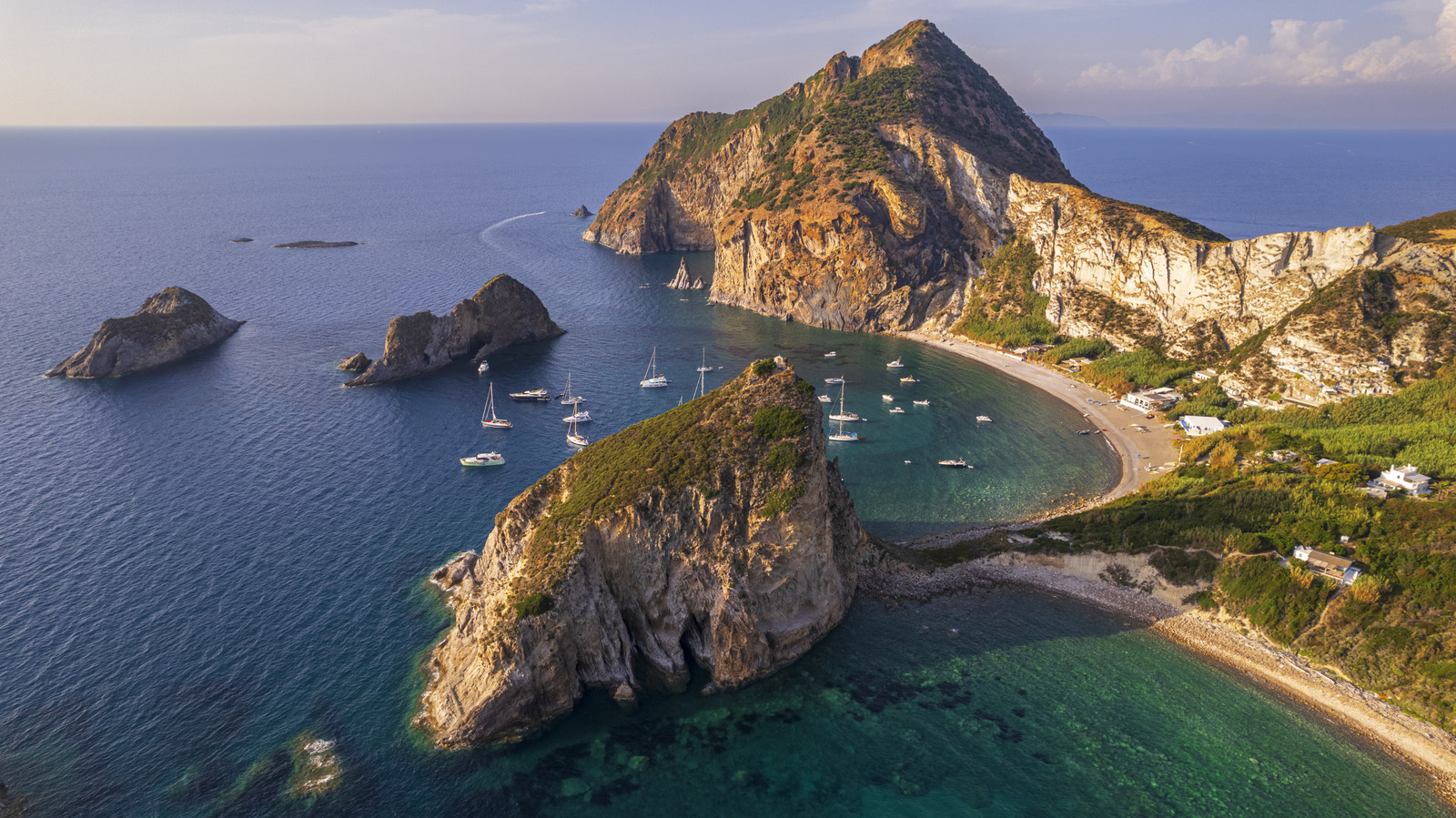 L'île secrète de l'Italie pleine de grottes naturelles, de falaises et de plages isolées est un paradis méditerranéen
