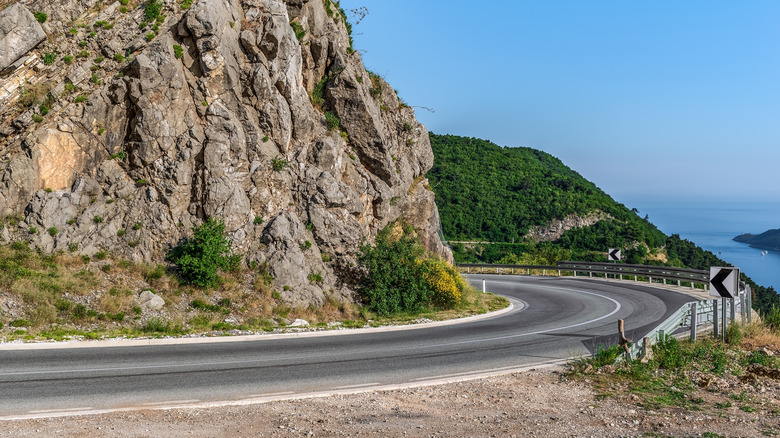 Winding Mountain Road se dirigeant vers la mer Blue au Monténégro