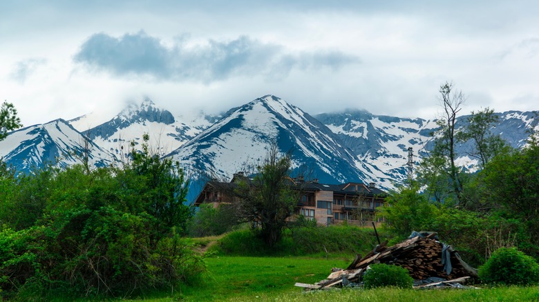 Maisons d'hôtes et arbres dans une vallée sous les montagnes Pirin près de Bansko, dans le sud-ouest de la Bulgarie